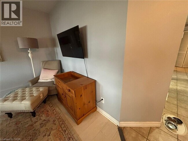 Photo - 124 King St N Unit 3