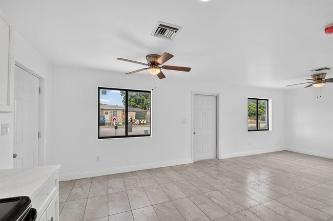 Photo - 917 W 2nd St