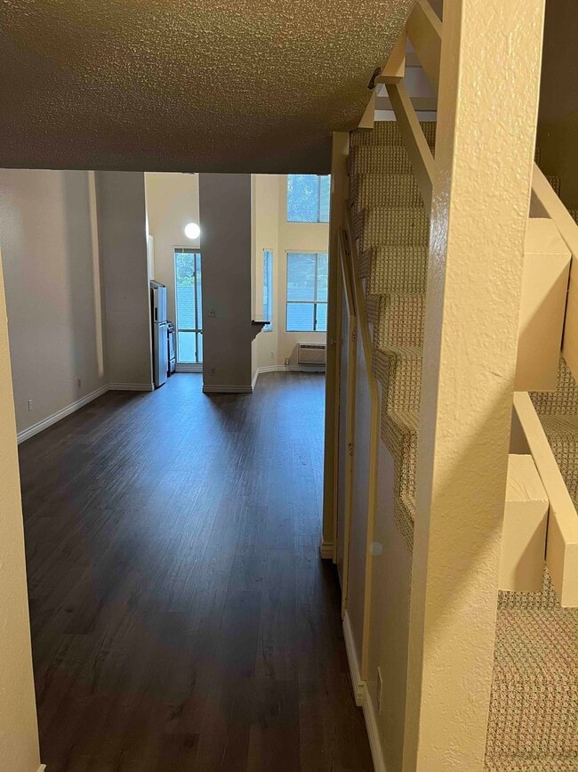 Building Photo - 616 Veteran Ave Unit 206