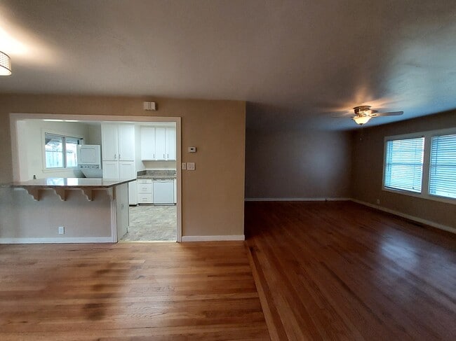 Photo - 6124 Van Alstine Ave