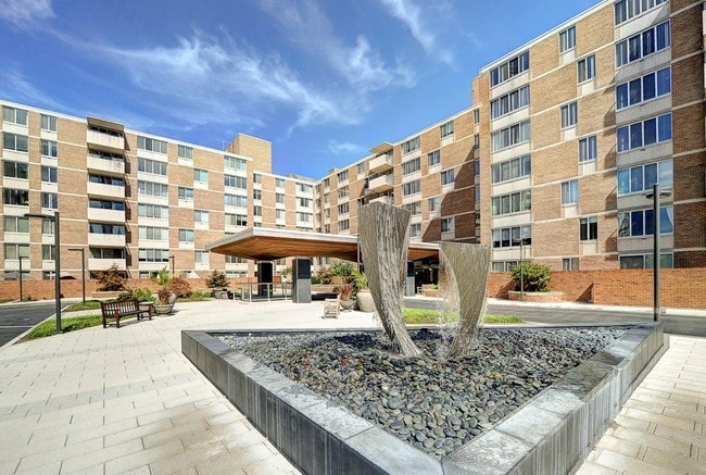 Photo - 2939 Van Ness St NW Unidad 945