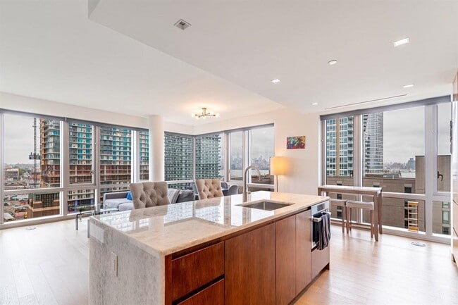 Building Photo - 75 Park Ln S Unit 806