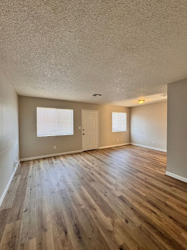 NEWLY REMODELED Spacious & Cozy 3 bed + 1.... - NEWLY REMODELED Spacious & Cozy 3 bed + 1.... Townhome