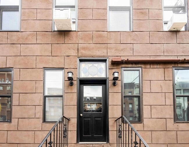 Building Photo - 131 Madison St Unit 1L