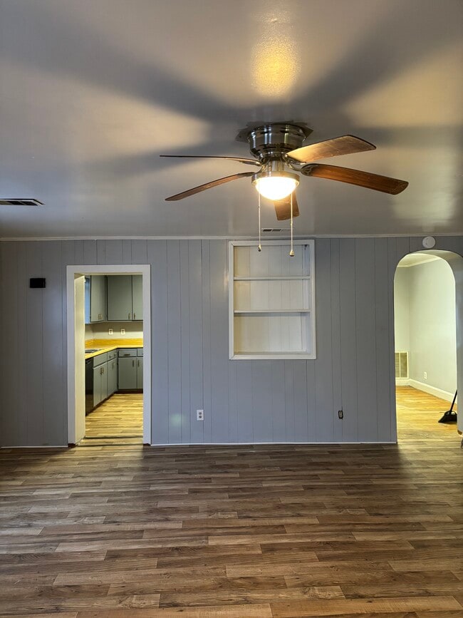 Building Photo - 330 E Missouri St