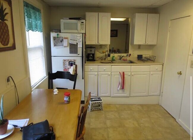 Building Photo - 114 W 8th St Unit 2