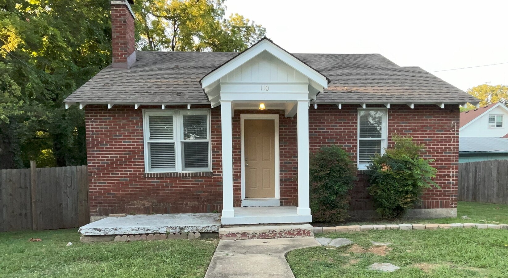 Photo - 110 W Oak St