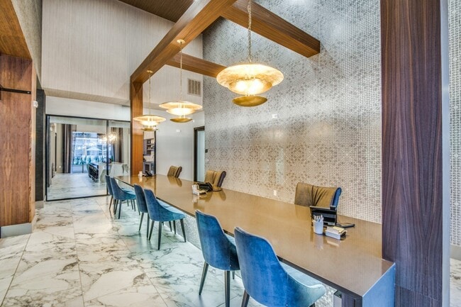 Luxia Gallery House