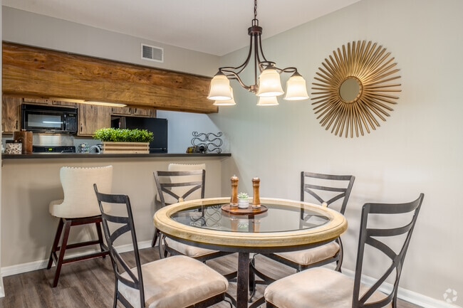 2BR, 2BA - 894SF - Dining Area