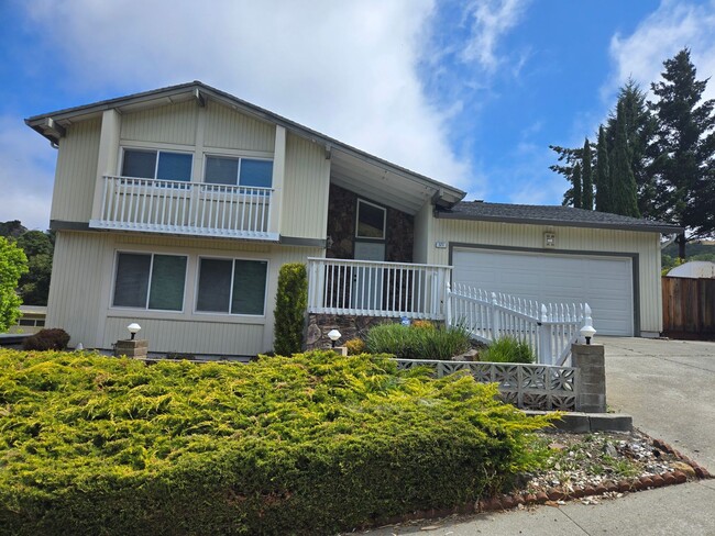 Tri-level Single Family Home - Tri-level Single Family Home