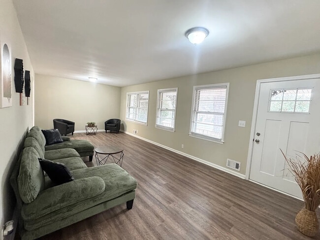 Photo - Room in House on Union Rd SW