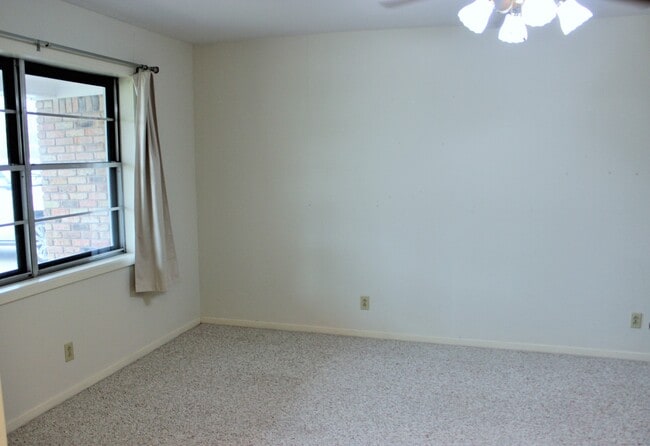 Photo - 1006 Robinhood Rd