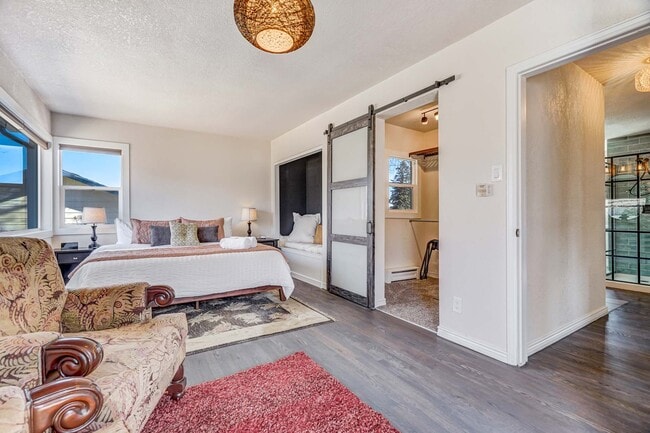 King-sized bed with reading nook - 2022 Woodburn St Unit The Emperor Upstairs #1