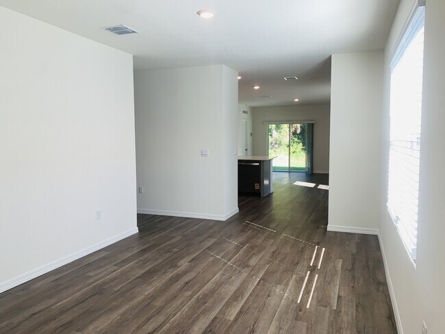 Photo - 982 Commons Way