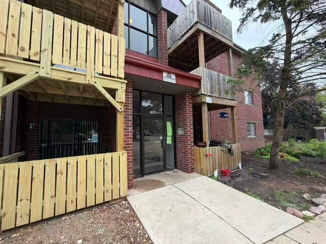 Building Photo - 1360 Brook St Unit D