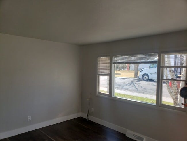 1617 9th St W