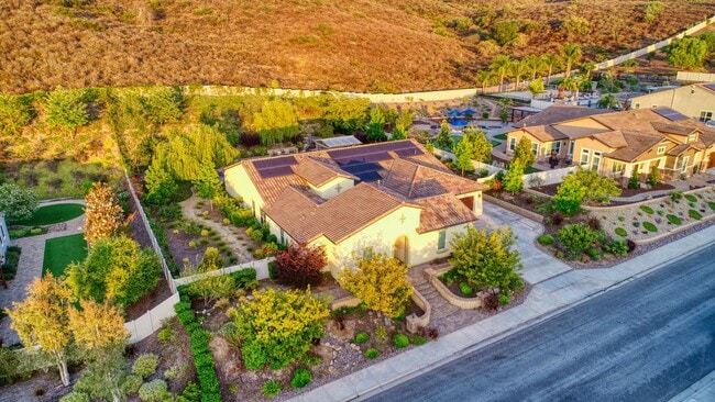 Building Photo - 5 Bedroom Resort-Style Estate with Pool, S... Rental