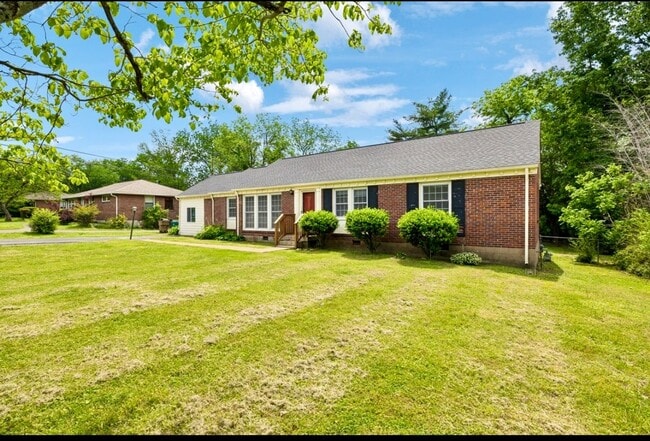 Building Photo - Very large 4 or 5 bedroom ranch in Donelso... Rental