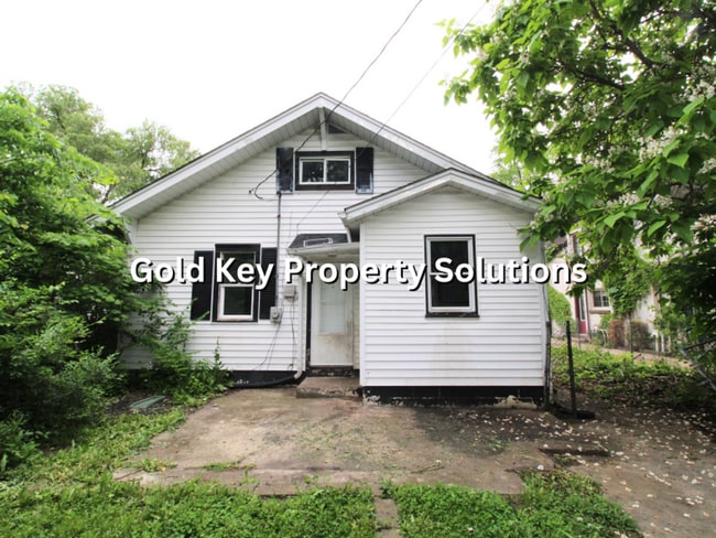Photo - Spacious 3 BR 1 BA House with Dining Room and Fenced Backyard. (SECTION 8 APPROVED)