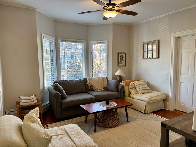 Building Photo - 104 Pleasant St Unit #2