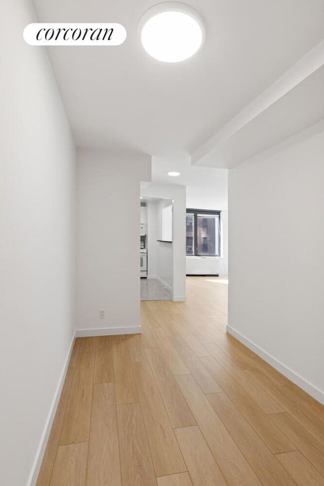 Photo - 150 E 57th St