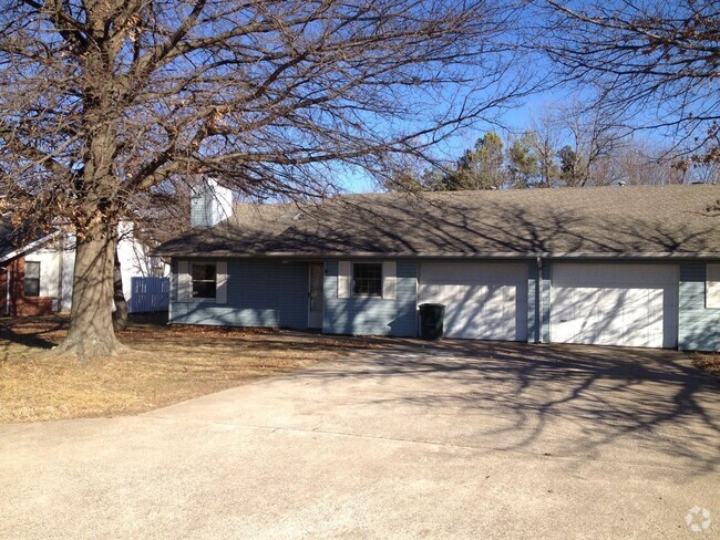 Building Photo - 982-984 North Lancelot Avenue Unit 982 Rental