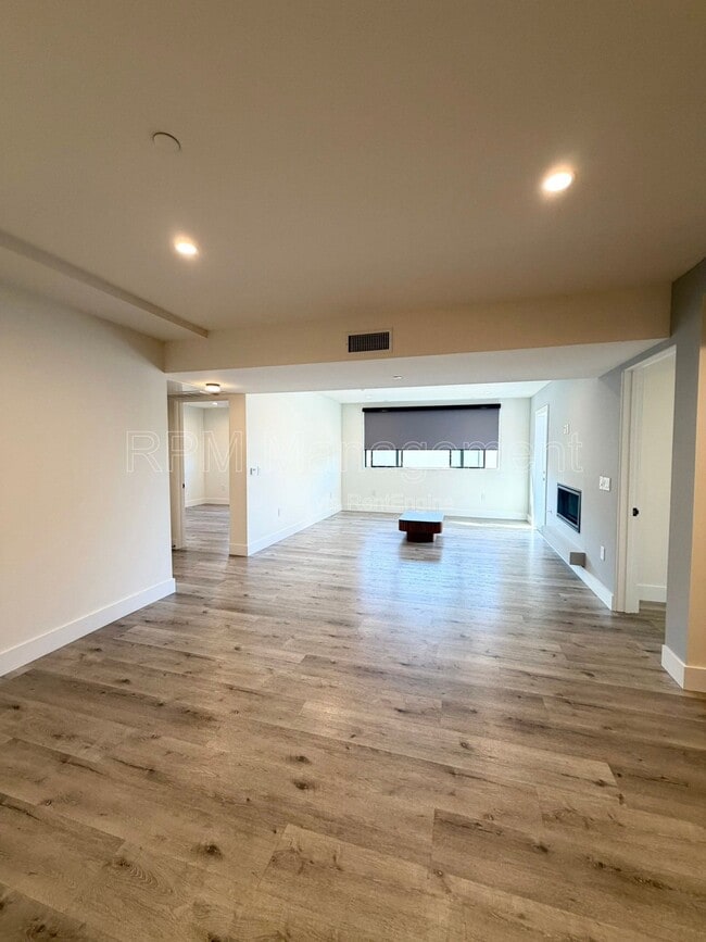 Building Photo - 5923 Laurel Canyon Blvd Unit 401