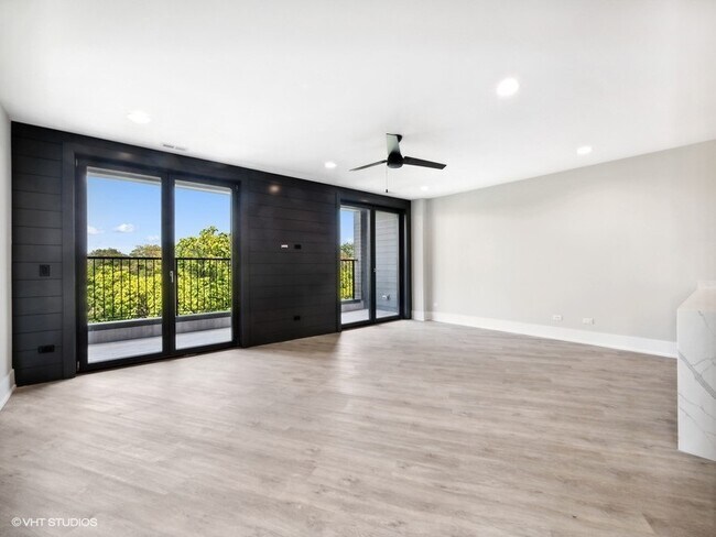 Photo - 3839 N Clark St