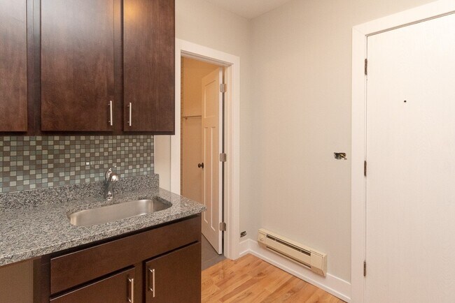 Photo - 814 W Cornelia Ave Unit J06W