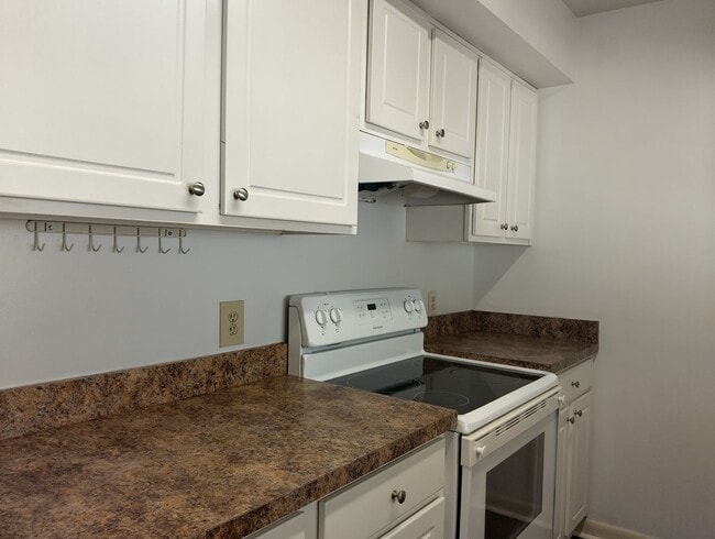 Photo - Light filled 3bd/1.5ba with hardwood throughout