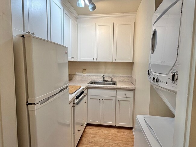 Building Photo - 2711 4th Ave N Unit 2709 1/2