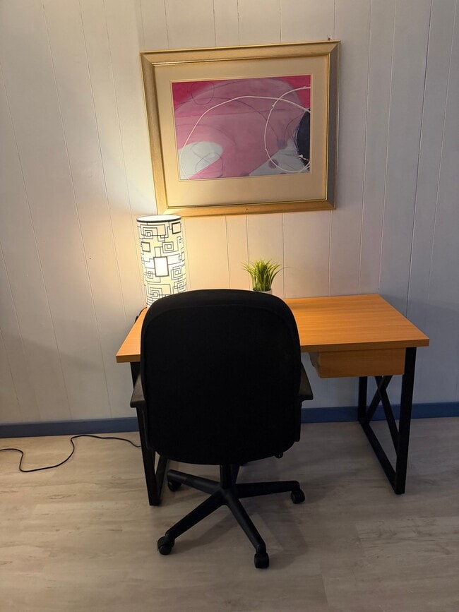 Building Photo - 13 Pennwood Rd