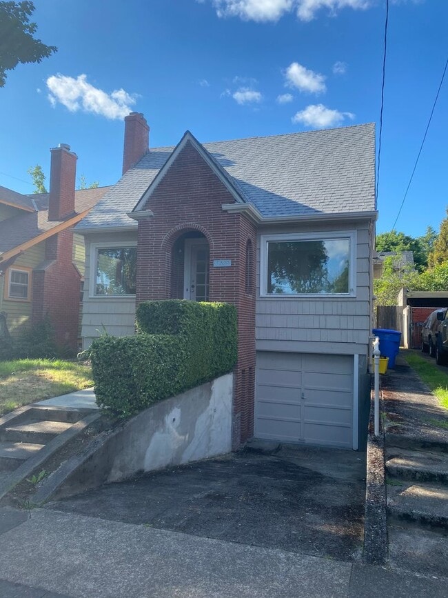 Building Photo - Charming Mt. Tabor Home with Loft & Baseme...