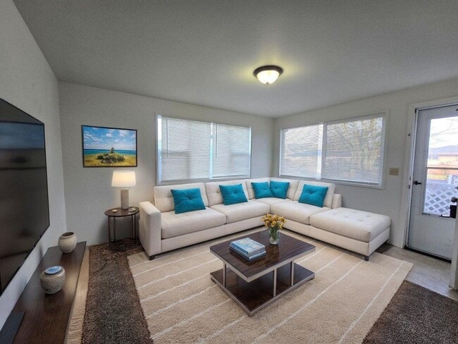 Building Photo - 633 NE Channon Ave