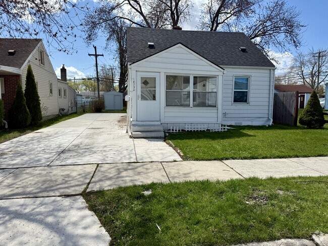 Building Photo - 18730 Meier St Rental