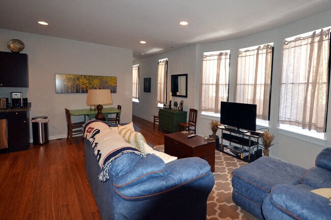 4031 Spruce Living Room 1 - 4031 Spruce St