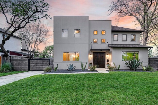 Photo - 224 W 30th St Casa