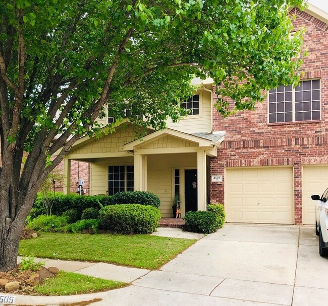 Building Photo - 5 bedroom 2.5 bathroom in Pecan Creek
