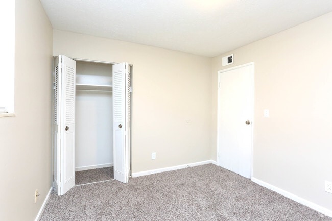 2BR, 1BA - 850 SF - Bedroom