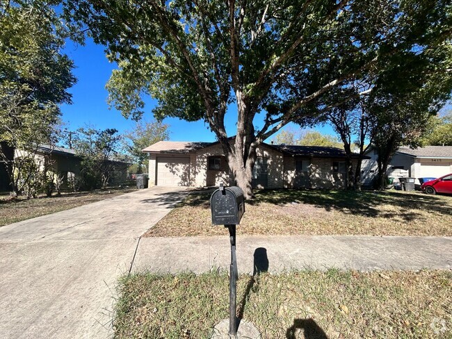 Building Photo - CUTE 3 BEDROOM HOME FEATURING 2 LIVING ARE...