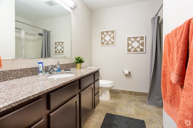 2BR,2BA,907SF