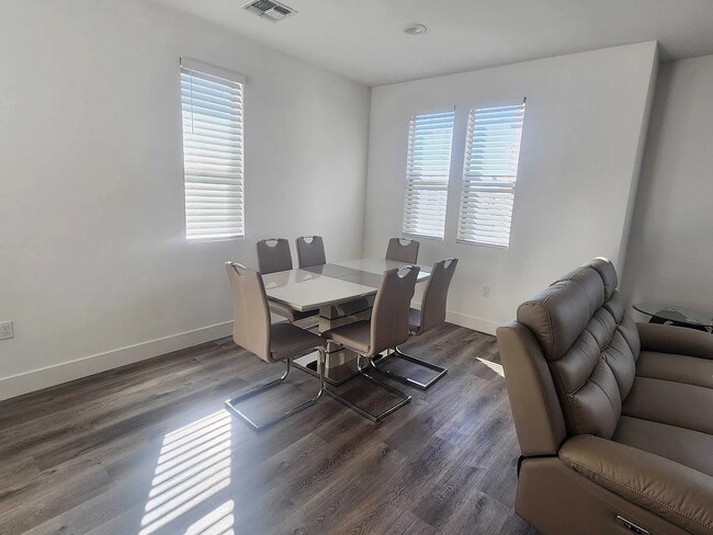 Photo - 5301 E Commerce Way Unidad 18104