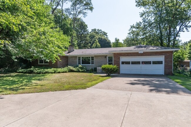 Building Photo - 3 bedroom 1.5 bath 1668 Sqft home just 1 m...