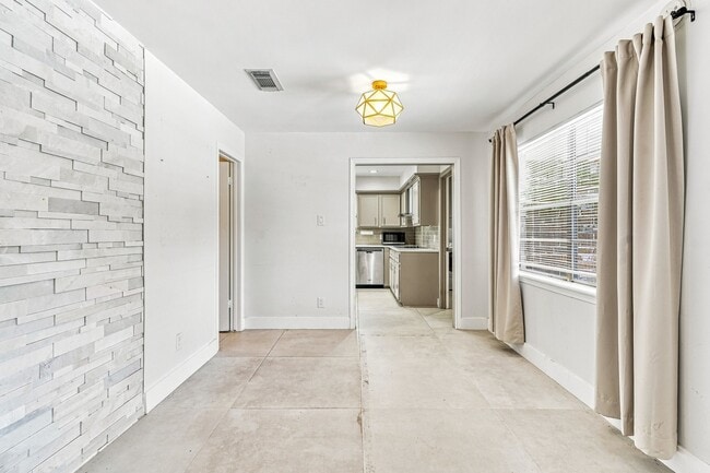 Photo - 1135 Trowbridge Dr