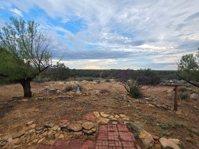 Building Photo - Horse property in Cahone