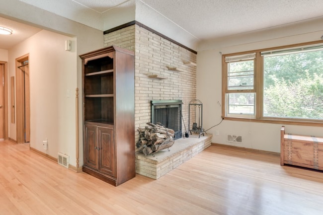 Photo - 4318 Benjamin St NE