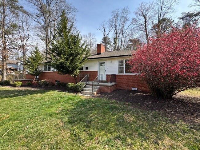 Building Photo - East AVL Spacious Apartment Ready for Occupancy!