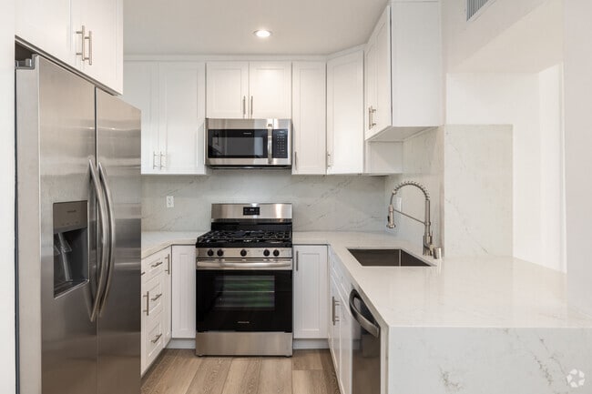 2BR, 2BA - 1,000SF - Kitchen - 11675 Darlington Place