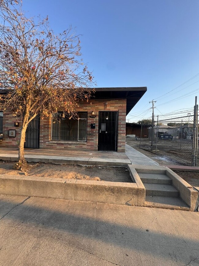 2538-2544 E Illinois Ave