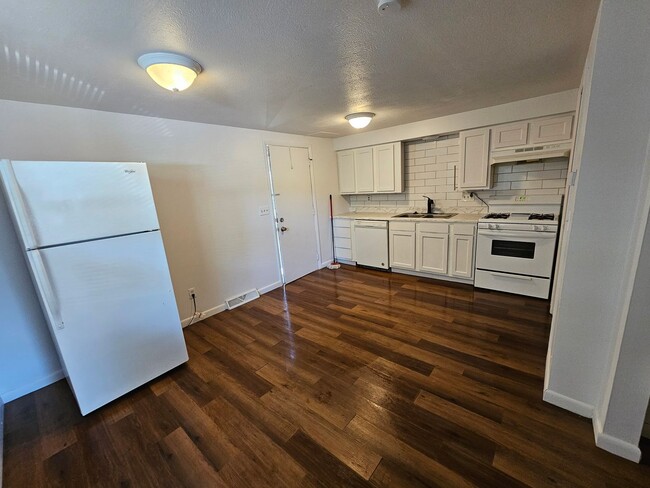 Building Photo - 189 Park Ave Unit Apt 6